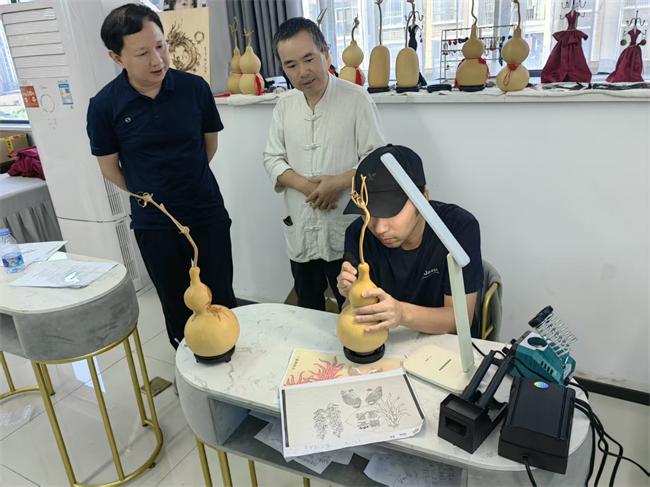 图为省中心领导看望慰问葫芦烙画项目集训选手